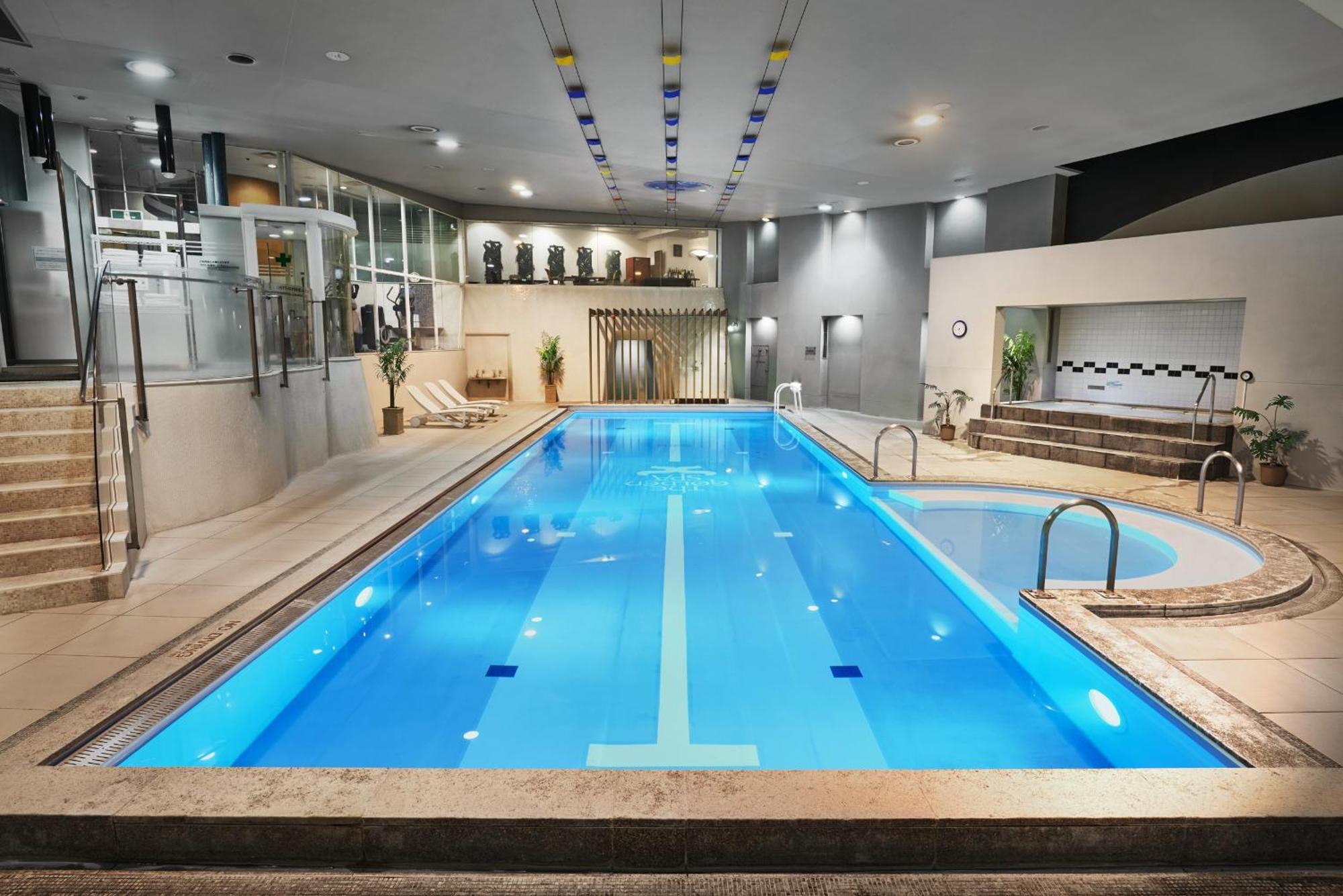 Hotel New Otani Tokyo The Main Kültér fotó The swimming pool at the hotel