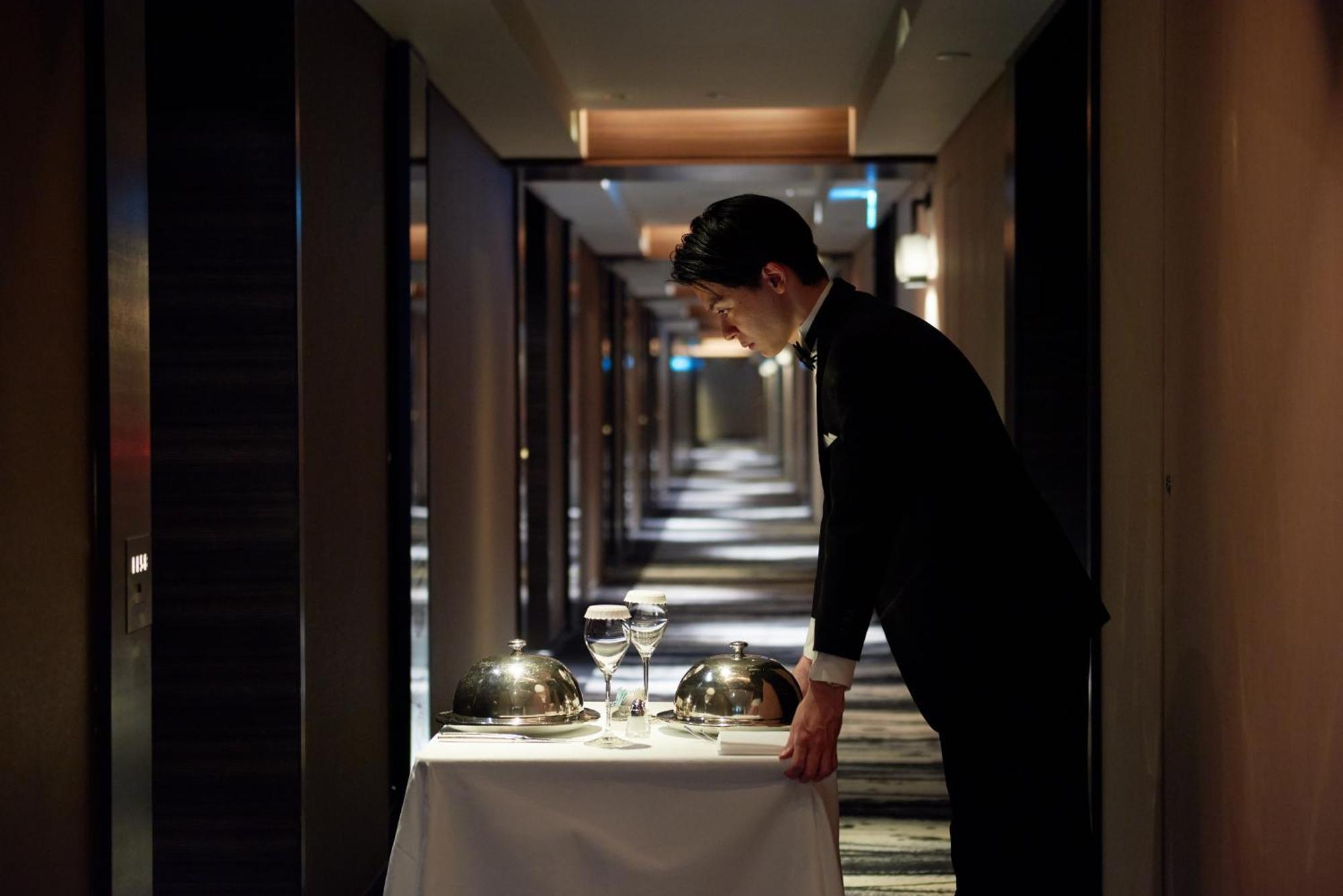 Hotel New Otani Tokyo The Main Kültér fotó A room service attendant at the Mandarin Oriental, Tokyo