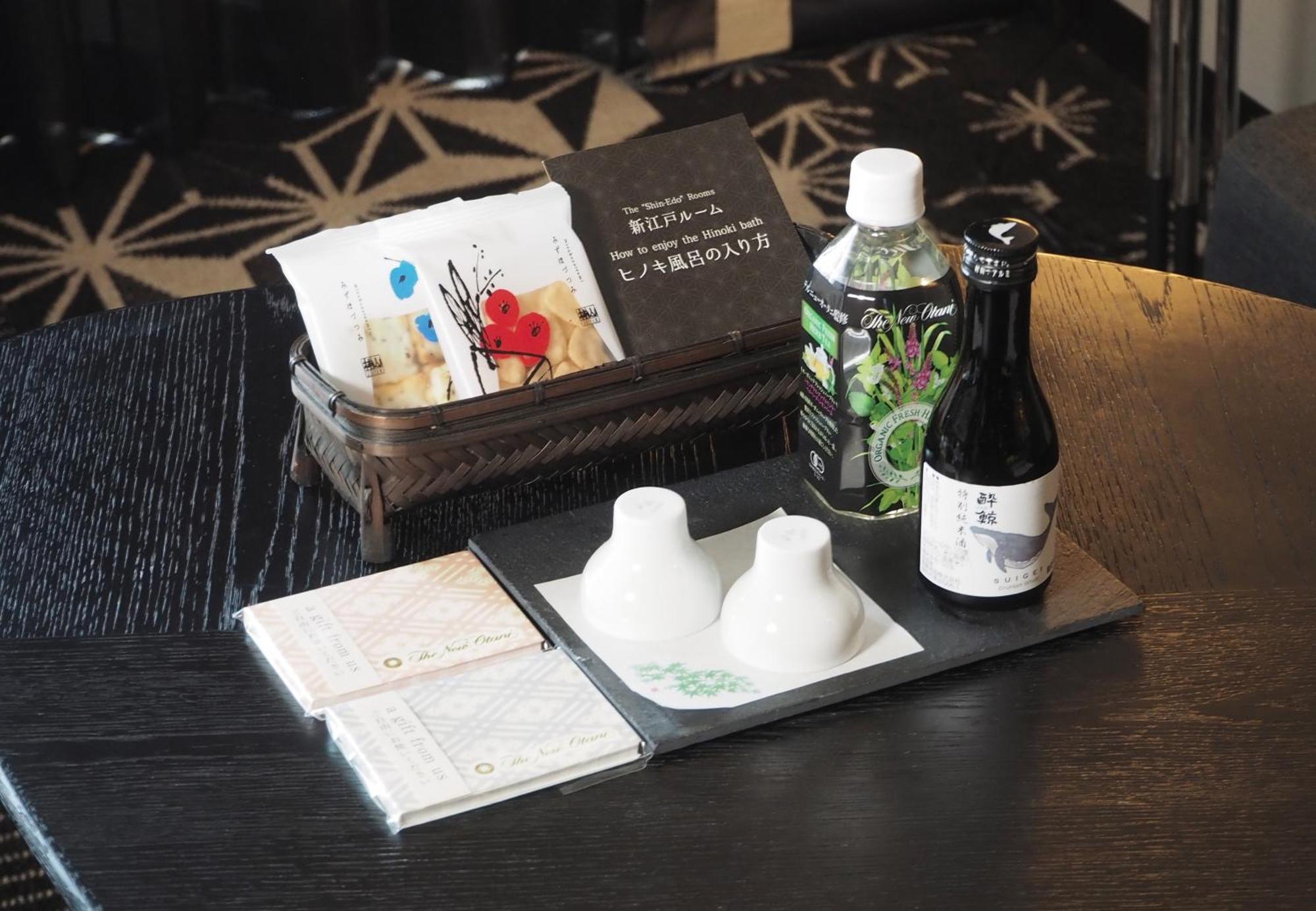 Hotel New Otani Tokyo The Main Kültér fotó A set of condiments at a restaurant