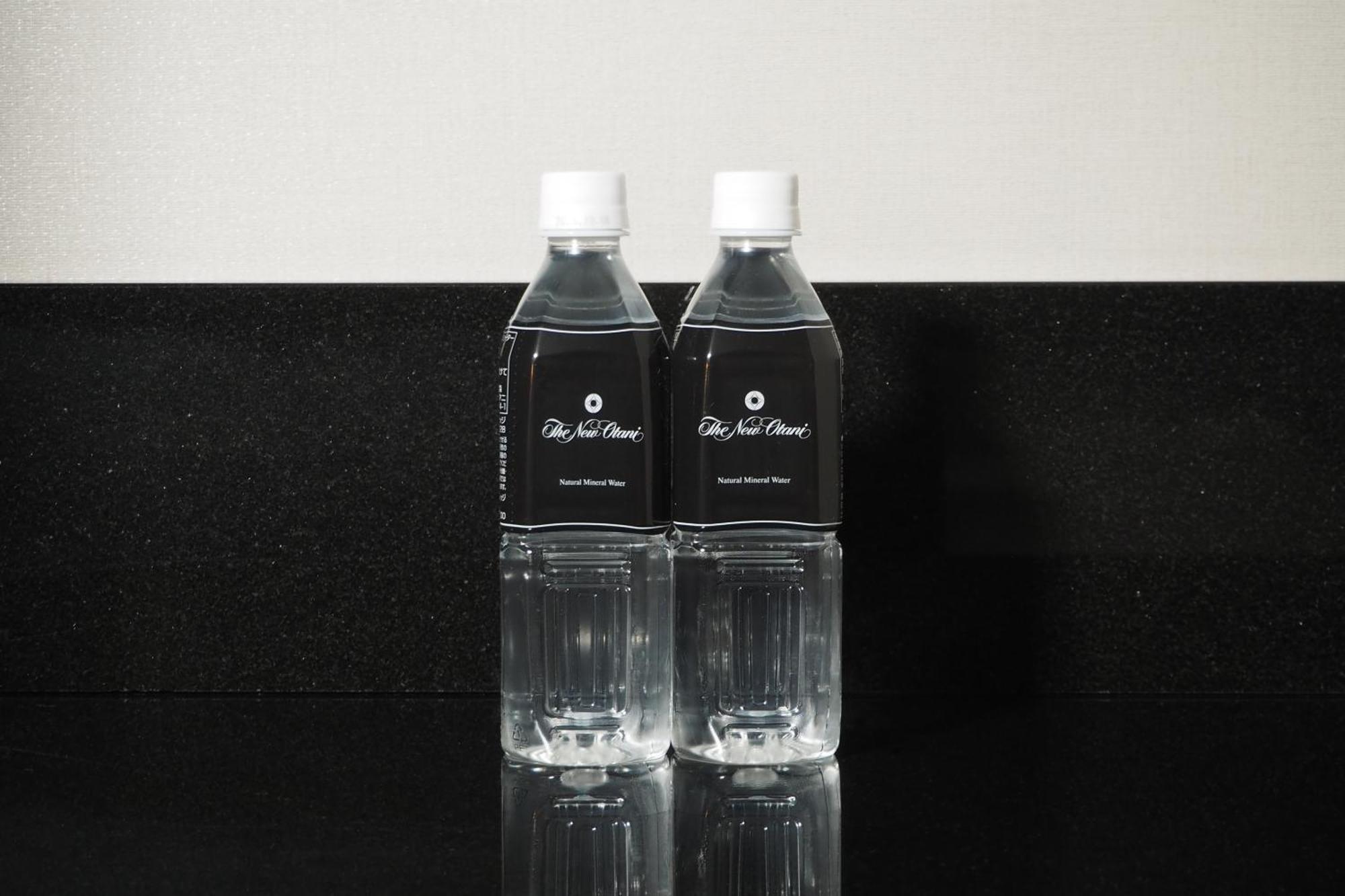 Hotel New Otani Tokyo The Main Kültér fotó Bottled water