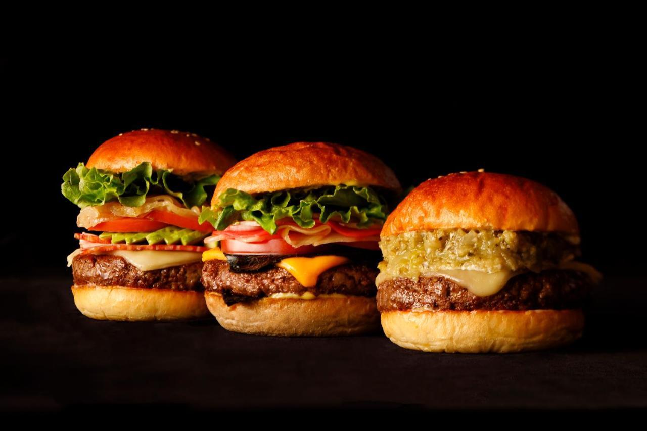 Hotel New Otani Tokyo The Main Kültér fotó A selection of burgers from the Burger Kitchen